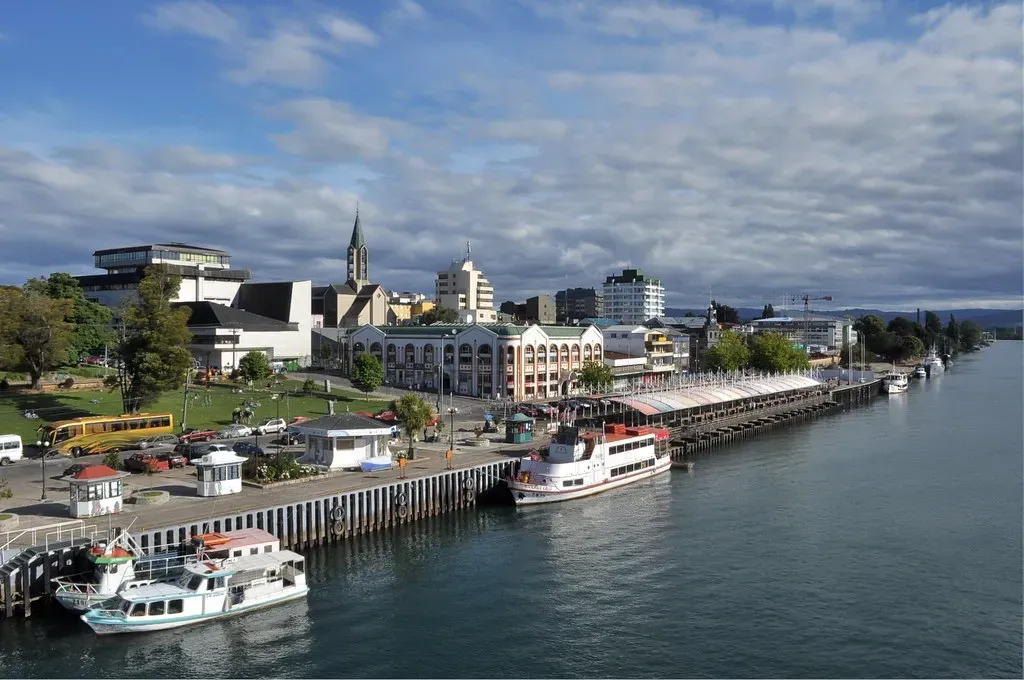 Costanera de Valdivia junto al río, con embarcaciones atracadas y edificios de la ciudad